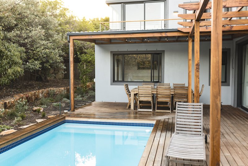 Patio de madera con piscina